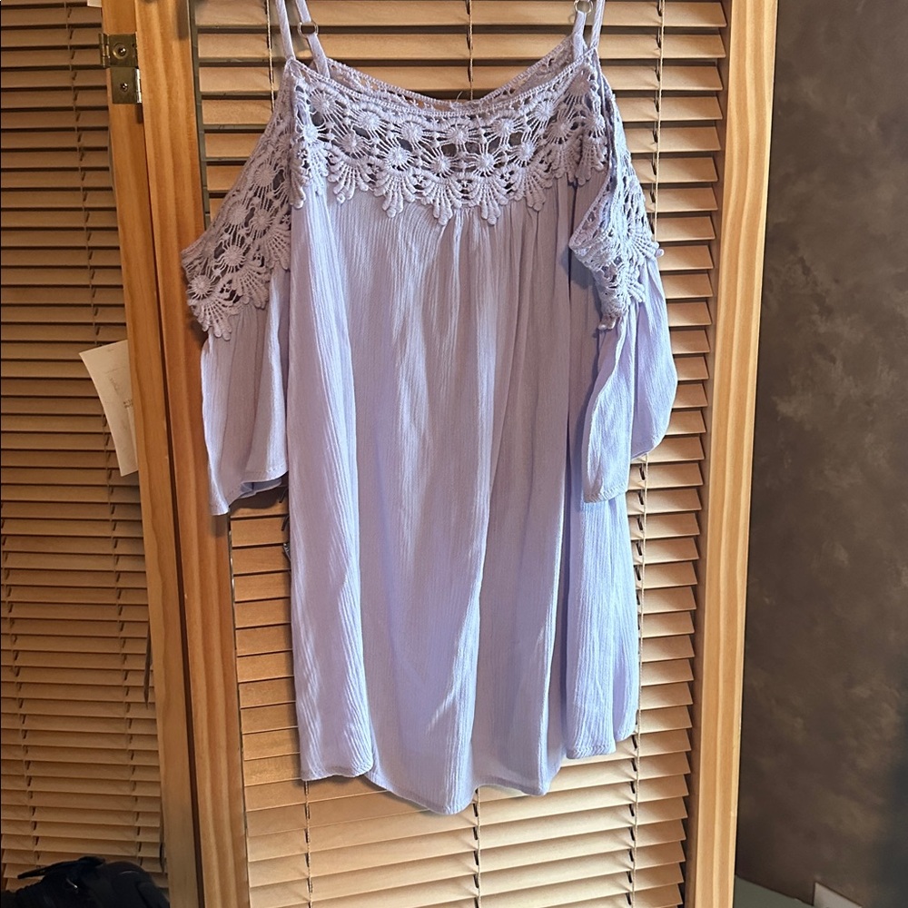 Ladies cold shoulder lace appliqué lilac top
